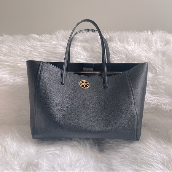 Tory Burch Handbags - Tory Burch Carson Leather Tote
